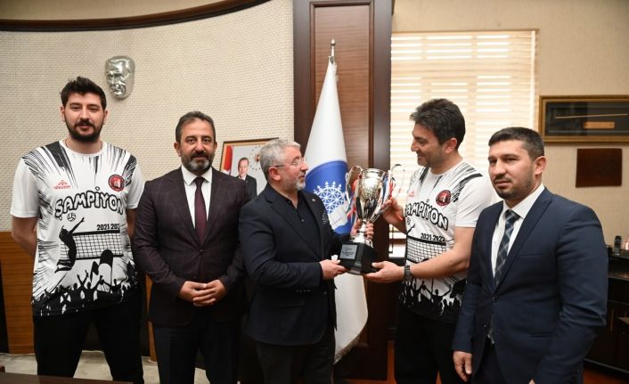 Şampiyonluk kupası Başkan Aşgın’da