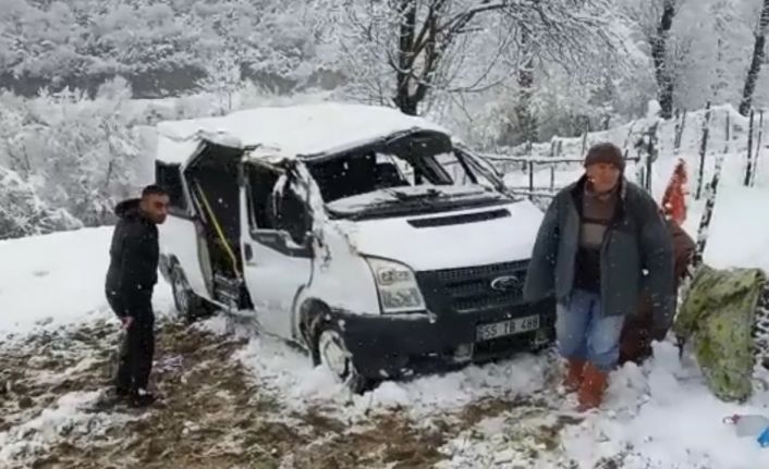 Samsun’un Yakakent ilçesinde meydana gelen öğrenci servisi kazasında 1 öğrenci hayatını kaybetti, 6’sı öğrenci 7 kişi yaralandı.