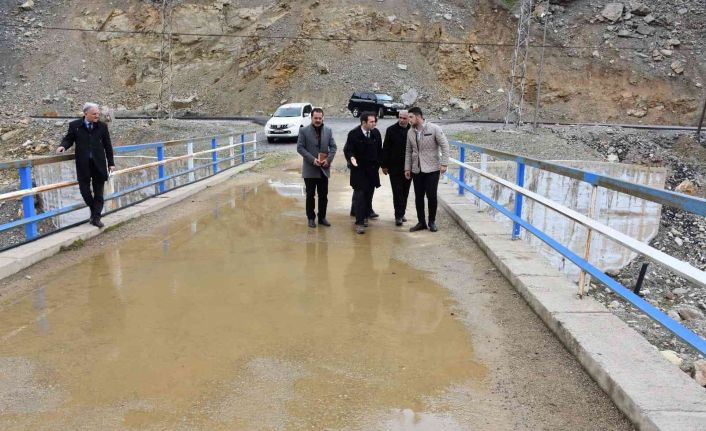 Sason’da bol yağışlı geçen kış mevsiminin ardından tahrip olan yol ve yapılar tespit edildi