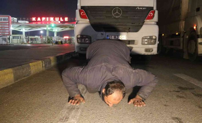 Savaş mağduru tır şoförü, Türkiye’ye gelir gelmez toprağı öptü, diz çöküp dua etti