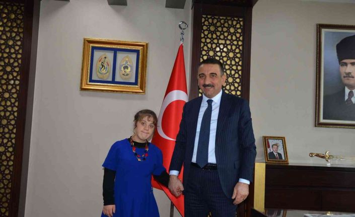 Siirt Valisi Hacıbektaşoğlu, down sendromlu Şeyma Şen ve ailesi ile görüştü