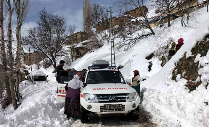 Siirt’te kar ve tipi nedeniyle 80 yaşındaki hasta 4 saat sonra hastaneye ulaştırıldı