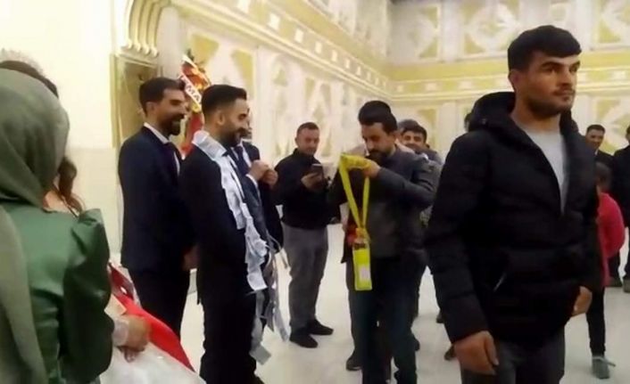Siirt’te renkli düğün takı merasimi: Damada sıvı yağ ve çay takıldı