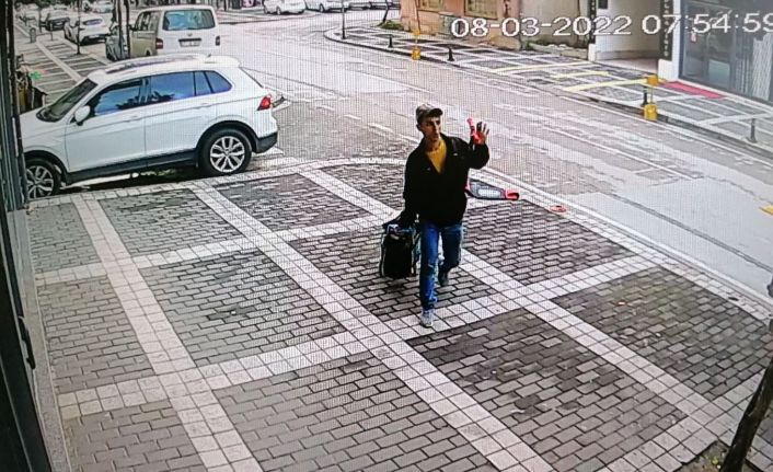Taksi durağında araç içinde uyuyan şoförü gördü, telefonu çaldı