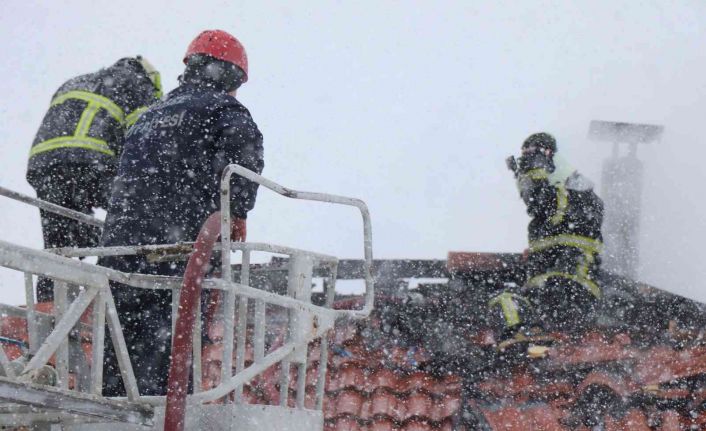 Tek katlı evde çıkan yangın büyümeden söndürüldü