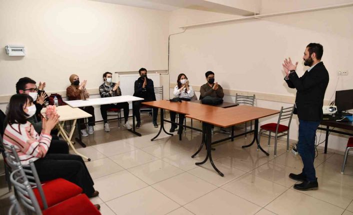 Tepebaşı Belediyesi’nin verdiği işaret dili eğitimi yoğun ilgi görüyor