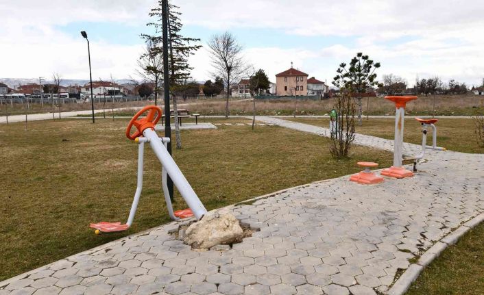 Tepebaşı’nda parklar magandaların hedefi oldu