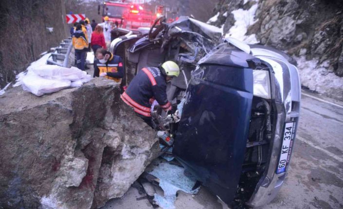Trabzon’un Tonya ilçesinde üzerine kaya düşen aracın içerisindeki 4 kişinin cansız bedenleri çıkartıldı