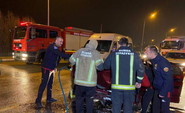 Trafik kazasında yaralı çocuğa yardım eli güvenlik görevlisinden.. Ambulans gelene kadar başından ayrılmadı