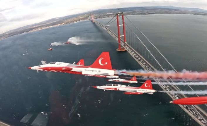 Türk Yıldızları’nın 1915 Çanakkale Köprüsü’nün üzerinde yaptıkları nefes kesen gösterisi kokpit kamerası ile kayda alındı