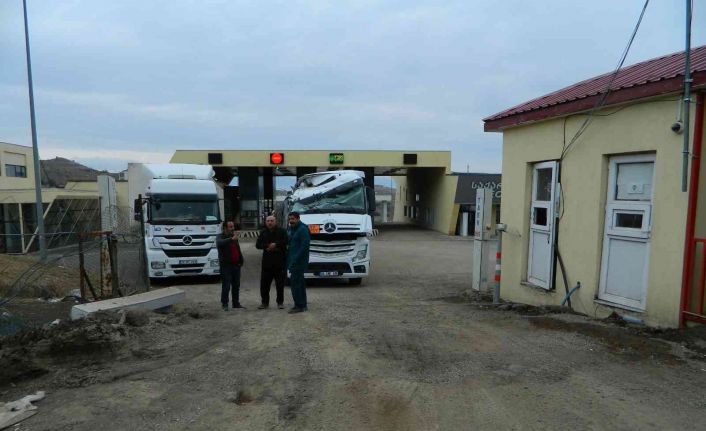 Türkgözü Sınır Kapısı’ndan sadece tırların geçişine izin veriliyor