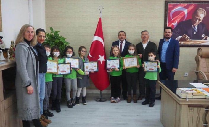 Türkiye ve dünya birincisi unvanlı öğrenciler başarılarını müdür Erdoğan ile paylaştı