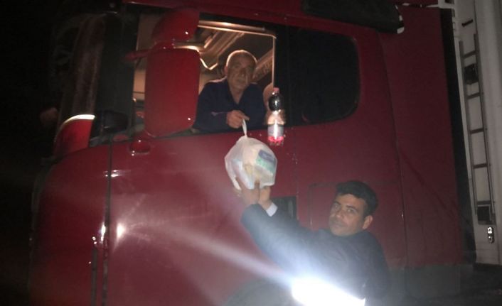Türkiye’nin Odessa Başkonsolosluğu’ndan, Ukrayna’da mahsur kalan Türk tır şoförlerine gıda yardımı