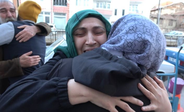 Ukrayna’dan Türkiye’ye tahliye edilen anne ve çocukları ailesine kavuştu, gözyaşları sel oldu