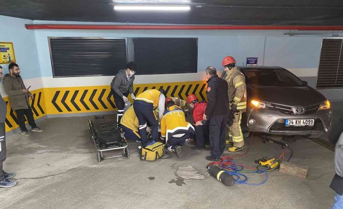 Ümraniye’de el freni çekmeyi unutan kadın sürücü, sürüklenen otomobilinin altında kaldı