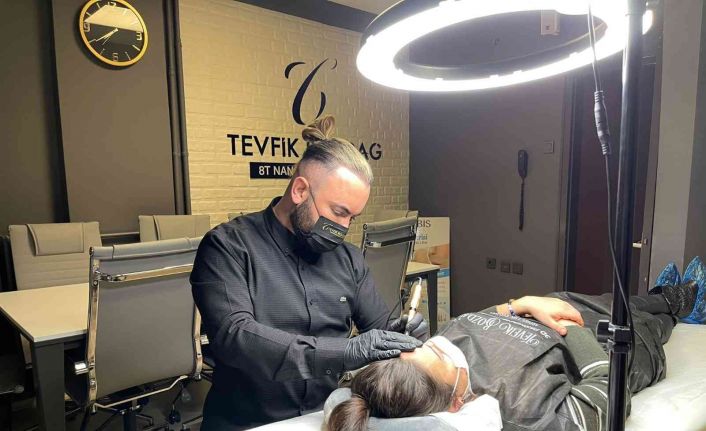 Ünlü estetisyen Bozdağ, 8T Nanopigmentasyon kalıcı kaş tekniği ile tüm dikkatleri üzerine çekiyor