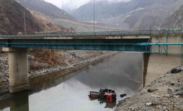 Virajı alamayan tır köprüden nehre düştü, sürücü baraj suları kapatılınca bulundu