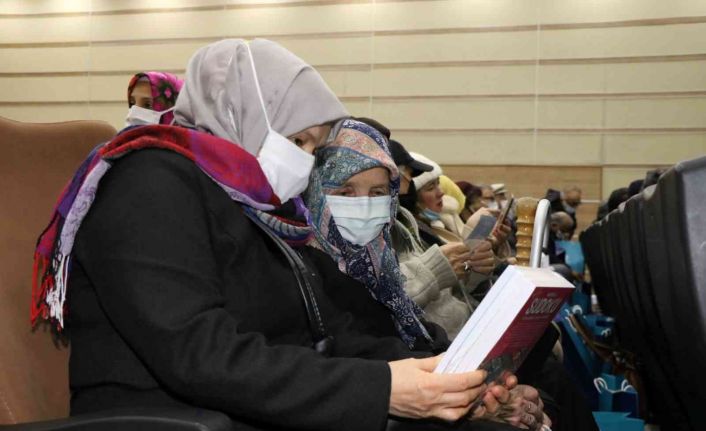 Yaşlı bireylere hafızayı güçlü tutmak için örgü ve bulmaca seti hediye edildi