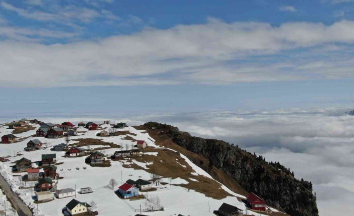 Yaz-kış yerli ve Arap turistlerin uğrak noktası olan yayla yılın 6 ayını elektriksiz geçirmek zorunda kalıyor