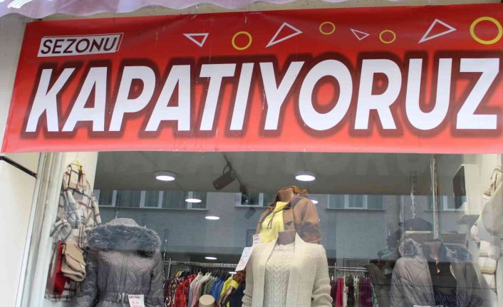 Yeni sezon için birçok esnaf kışlık ürünlerde indirim yapmaya devam ediyor