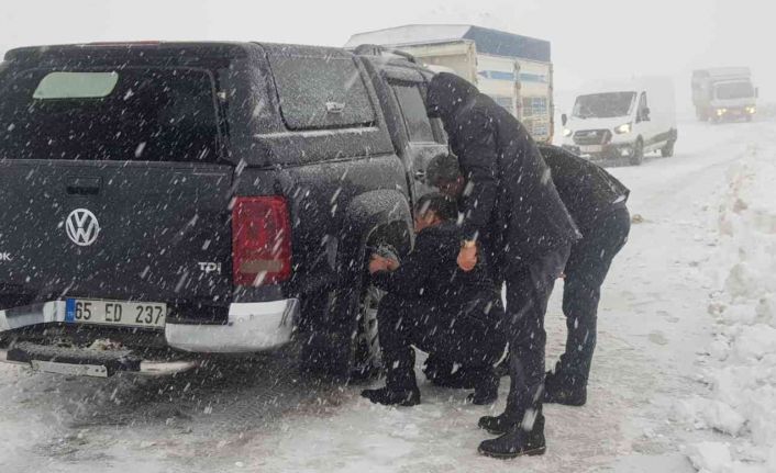 Yoğun kar, sis ve tipiden dolayı onlarca araç yolda kaldı
