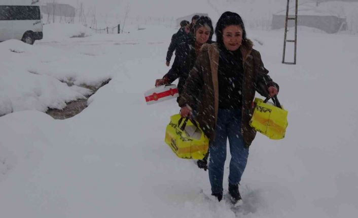Yoğun kar yağışı altında köy köy gezerek yaptığı 100 pastayı dağıttı