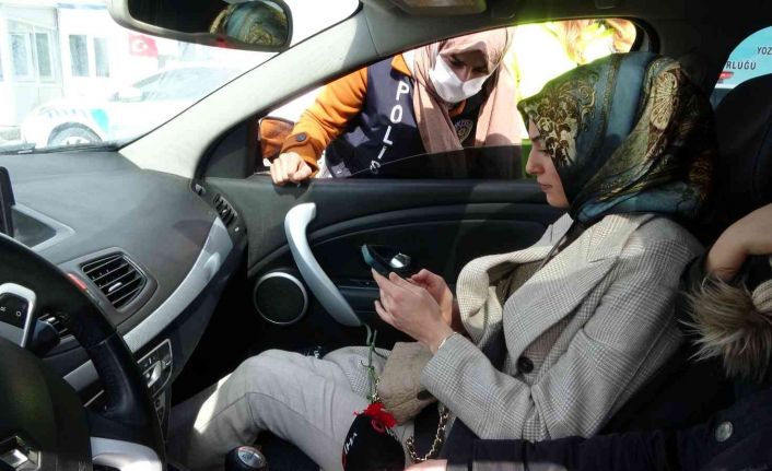 Yozgat’ta, polis ekipleri kadın yolculara karanfil dağıtıp, KADES’i anlattı