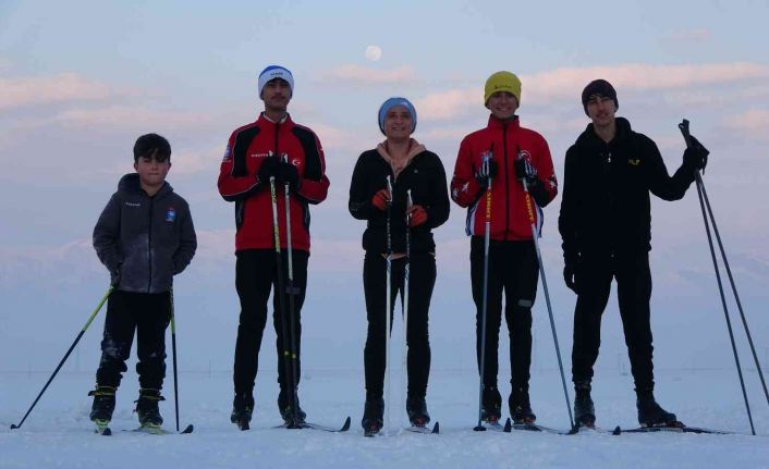 Yüksekovalı kayakçılar telesiyeji olmayan merkezde şampiyona için ter döküyor