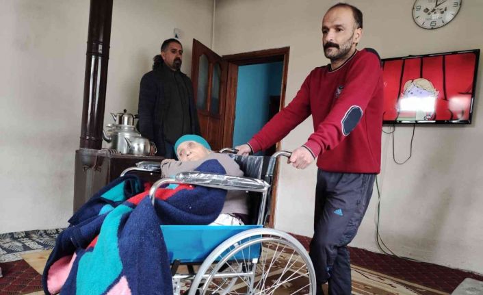 Yürüme engelli iki vatandaş tekerlekli sandalyeye kavuştu