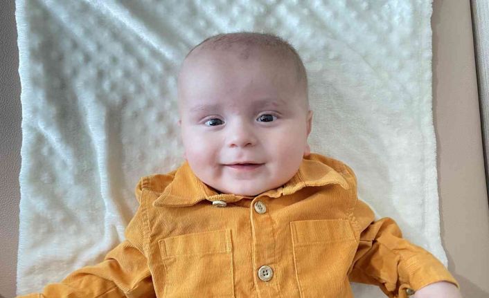 200 binde bir görülen hastalıkla doğan bebek annesinin karaciğeri ile hayata tutundu