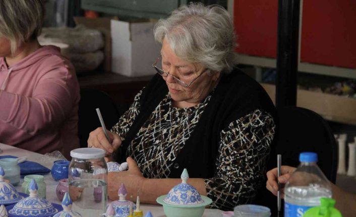 20 yıl önce Kapadokya’da gördüğü çini sanatını yaşatmaya çalışıyor