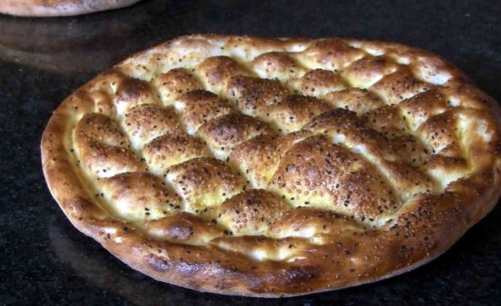 300 dereceye kadar ulaşan sıcaklıkta pişirdikleri pidelerle iftar ve sahur sofralarını süslüyorlar