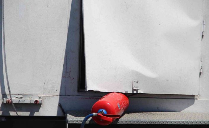 6 katlı binanın çatısındaki baz istasyonundan, 150 kilo ağırlığındaki 3 aküyü çaldılar