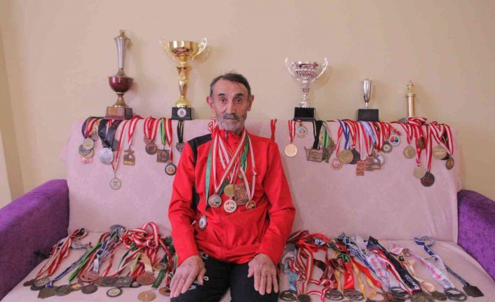 77 yaşındaki Murat Altun’un spor azmi, bir oda dolusu madalyası var