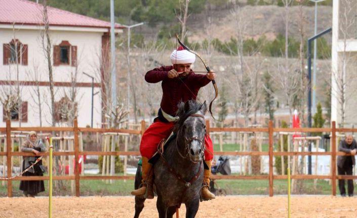 Açılışa gün sayan Hamidiye Kültür Bahçesi’nde atlı okçuluk gösterisi ilgi gördü