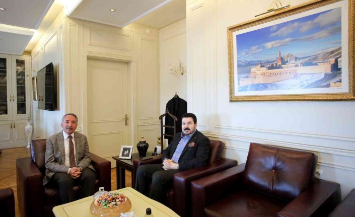 Ağrı Belediye Başkanı Sayan, AİÇÜ Rektörü Prof. Dr. Karabulut’u ziyaret etti