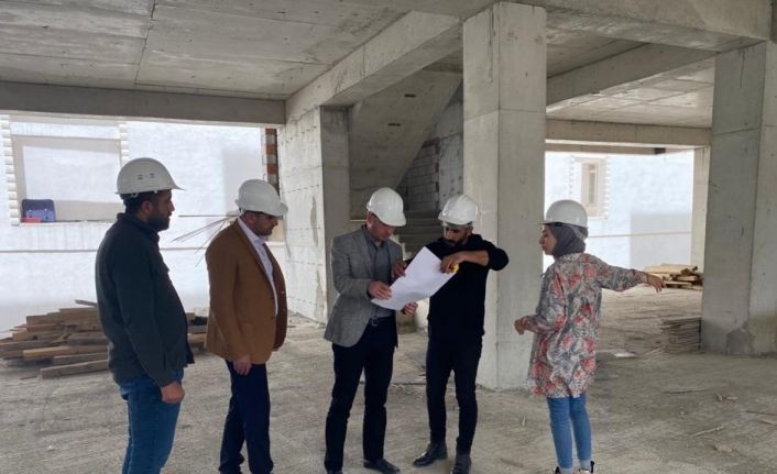 Ağrı Milli Eğitim Müdürü Kökrek, yapımı devam eden Fen Lisesinde incelemelerde bulundu