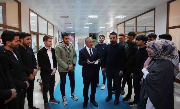 AİÇÜ Rektörü Karabulut, öğrencilere kitap ve satranç takımı hediye etti