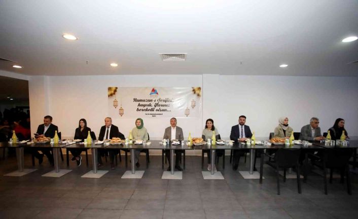 AİÇÜ Rektörü Prof. Dr. Karabulut, öğrencilerle iftarda bir araya geldi