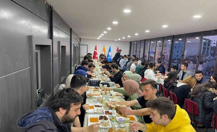 AK Parti 4’üncü kez üniversiteli gençlerle iftar yemeğinde bir araya geldi