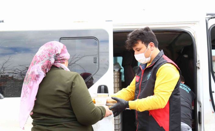 Aksaray Belediyesi her gün 2 bin ailenin sofrasına sıcak yemek taşıyor