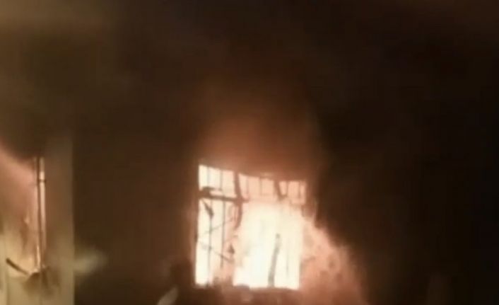 Alevlere teslim olan evi mahalleli kovalarla taşıdığı suyla söndürmeye çalıştı