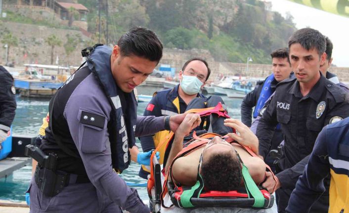Antalya’da falezlerden düşen üniversite öğrencisini, deniz polisi kurtardı