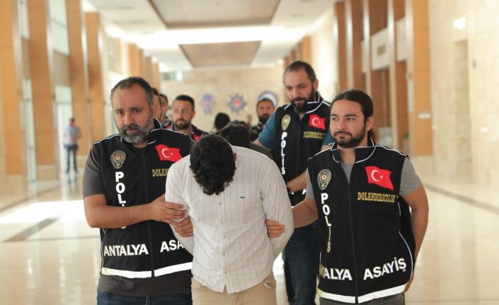 Antalya’da sahte polis kimliği ile 56 bin dolar dolandıran 4 şüpheli yakalandı