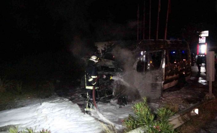 Antalya’da transfere giden tur minibüsü alev alev yandı, sürücü canını zor kurtardı