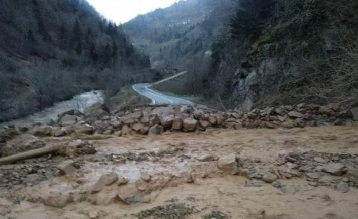Araklı-Bayburt yolu hem çığ hem de heyelan nedeniyle ulaşıma kapandı
