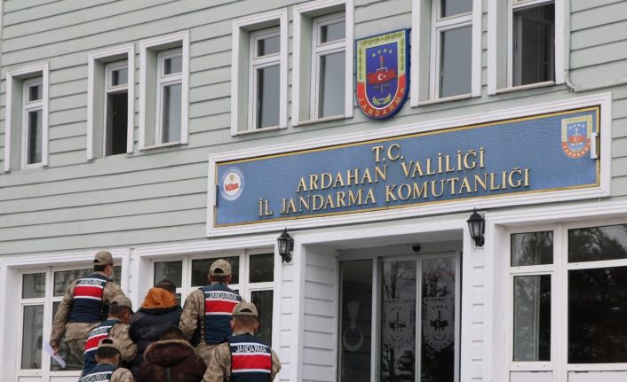 Ardahan’da 7 yıl 6 ay kesinleşmiş hapis cezası bulunan 2 hükümlü yakalandı