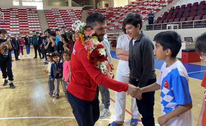 Avrupa’dan madalya ile dönen Muhammet Akdeniz spora başladığı salonda gururla karşılandı