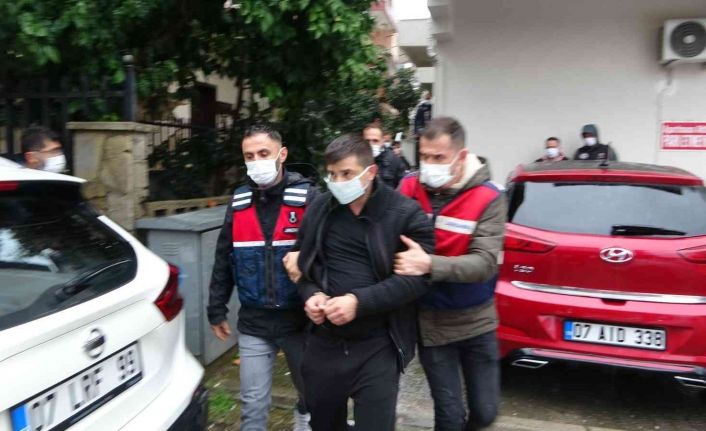 Babanın gözyaşlarıyla yalvarıp teslim olmasını sağladığı şüpheli, ikinci operasyonda yakalanacağını anlayınca intihar etti