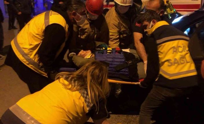 Bağdat Caddesi’nde feci kaza: İki otomobilin çarpıştığı kazada 3 kişi yaralandı